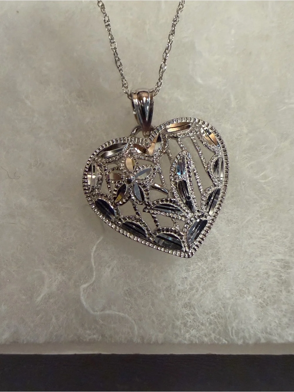 10k white gold Heart Filigree Pendant Necklace - Picture 3 of 6